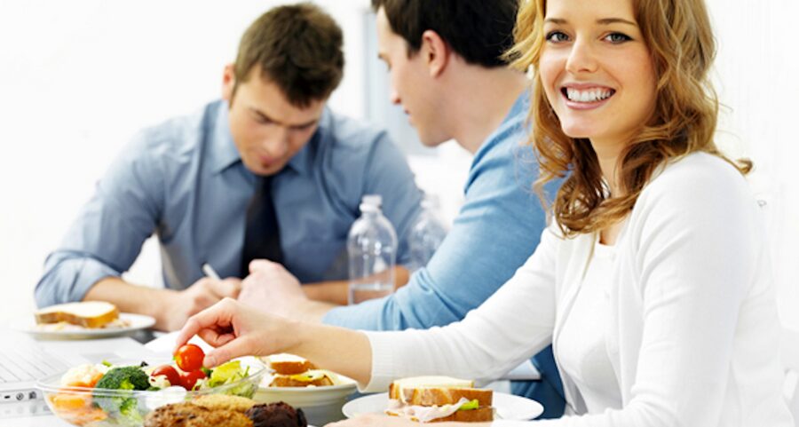 people-eating-lunch-900x481